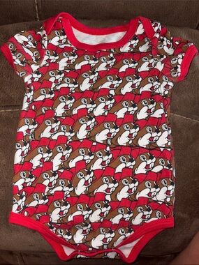 Buc-ee’s 6 Month Red-Trim Infant Buc-ee’s Onesie Short Sleeve Snap Closure